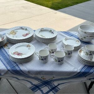 Mikasa Maxima belle terre Floral Dinnerware Set with White and Cream Accents